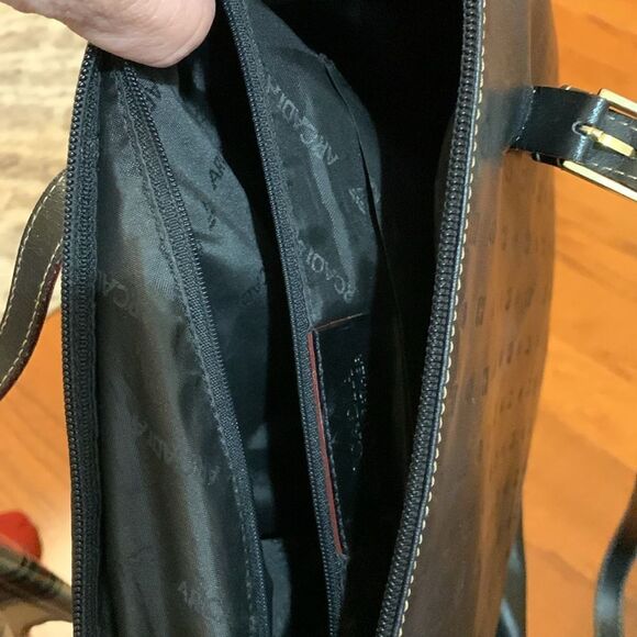Arcadia large genuine leather bag.  Zipper closure.  Sold as is - Picture 5 of 13